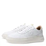 Championes urbanos Democrata modelo Eleko, color blanco con suela de plataforma en tono crema. Presentan un diseño de corte bajo con perforaciones en la puntera para mayor ventilación y el logo de la marca grabado en el lateral.