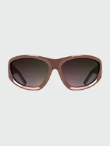 Lentes de sol Longchamp de estilo envolvente, con armazón bicolor en negro y blanco. Presentan cristales oscuros y el logo de la marca en relieve plateado en las patillas.