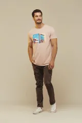 Pantalon cargo color marrón, de corte ajustado, con bolsillos laterales con solapa y cierre frontal.
