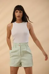 Short color verde agua, de tiro alto con pinzas y bolsillos laterales.