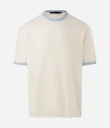 Remera de media malla de algodón color blanco, con cuello redondo y ribetes en celeste contrastante en cuello y puños de mangas cortas.