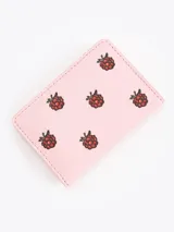 Tarjetero compacto de cuero vacuno color rosado con estampado de frambuesas.