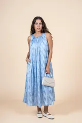 Vestido largo celeste con estampado tie-dye, de corte amplio y cuello redondo.
