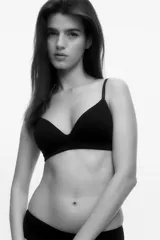 Pack de dos soutiens de algodón color negro y color piel, sin aros, con breteles finos regulables y cierre trasero con gancho.