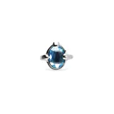 Anillo de aleación de metales con baño de plata de ley, presenta un cristal facetado de color azul en talla ovalada engastado en el centro.