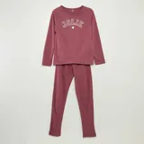 Conjunto de pijama de dos piezas color rosa, compuesto por una camiseta de manga larga con estampado frontal de la palabra "Jolie" y un pantalón largo.