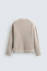 Jersey de corte boxy fit con textura acanalada, cuello redondo y manga larga con acabados en rib.