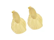 Aros colgantes de acero con baño de oro, con forma de abanico con textura acanalada.