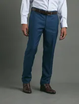 Ambo slim fit de color azul, compuesto por saco de dos botones y pantalón de vestir a juego. El tejido cuenta con elastano para mayor comodidad y flexibilidad.