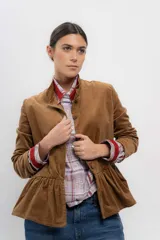 Chaqueta color camel de velvetine con spandex, cuello mao, corte a la cintura con volantes y cierre frontal con botones.