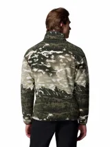 Buzo polar de cuello alto con cierre de botones a presión, manga larga y bolsillo frontal con cierre. Presenta un estampado de paisaje montañoso en tonos verdes y beige.