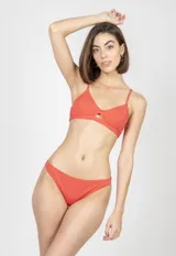 Bombacha de bikini color amarillo liso, de corte clásico.