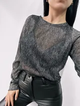 Remera de lurex plateada con cuello redondo y mangas largas.