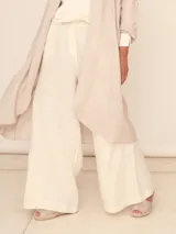 Pantalón palazzo ancho de lino color visón, con cintura alta y cordón de ajuste.