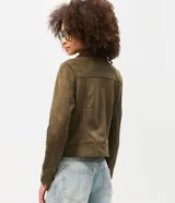 Campera biker de gamuza sintética color verde militar, con cuello de solapa, cierre delantero diagonal y bolsillos con cremallera.