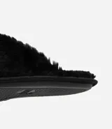 Pantufla cerrada de mujer con textura de peluche suave en color negro, diseñada para brindar comodidad en el hogar.