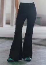 Pantalón jean negro de tiro medio alto y corte oxford con botamanga ancha al corte.