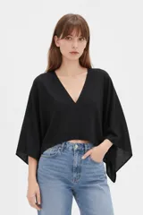Kimono de viscosa color negro, con mangas largas amplias, cuello en V y diseño holgado.