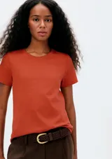 Remera verde claro de algodón, de corte clásico y mangas cortas.