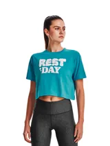 Remera Under Armour de corte cropped, color turquesa, con cuello redondo acanalado y estampa frontal con el texto 'REST DAY' en letras blancas con relieve.
