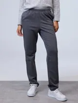 Pantalón jogger color beige de algodón con pretina elastizada.