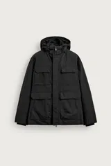 Parka técnica color negro de corte relajado, con tejido interior ligeramente acolchado, cuello subido y capucha ajustable. Cuenta con manga larga con puño de rib, múltiples bolsillos frontales con solapa, y cierre frontal con cremallera oculta por solapa con botones a presión.