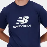 Remera azul marino de algodón con logo New Balance estampado en blanco en el pecho.