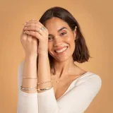 Brazalete tipo esclava rígida de plata 925 con acabado satinado y textura lineal central. Diseño minimalista y elegante.