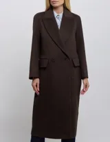 Tapado largo color marrón con cuello de solapa y cierre frontal cruzado con botones. Cuenta con bolsillos laterales con solapa y un relleno interno liviano que proporciona abrigo y estructura.