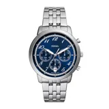 Reloj cronógrafo Fossil con caja y malla de acero inoxidable plateado. Presenta una esfera azul con números arábigos, manecillas luminosas, tres subesferas y ventana de fecha.