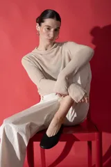 Chatas planas de cuero color plateado metálico, con punta cuadrada y un pequeño tacón bajo de madera.