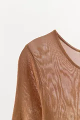 Top de punto fino color marrón, confeccionado en viscosa, con cuello redondo y mangas de largo hasta el codo.