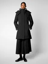 Parka negra larga con capucha desmontable, forrada con piel sintética y acolchada con relleno libre de plumón animal.