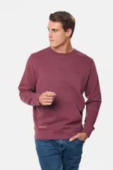 Buzo de felpa color borgoña con cuello redondo, manga larga, bolsillo tipo canguro y logo bordado en el pecho.