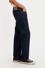 Jean Levi's 505 Regular Fit de hombre, color azul oscuro, de pierna recta, tiro alto y cierre de cremallera. Confeccionado en denim 100% algodón sin elasticidad y diseño de 5 bolsillos.