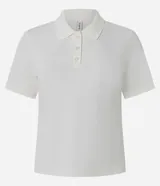 Blusa estilo polo de manga corta, confeccionada en tejido piquet color bordó. Presenta cuello clásico y cierre frontal con tres botones.