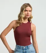 Body color marrón, sin mangas, con cuello halter y cierre en la entrepierna.