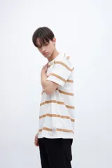 Remera de algodón color crudo con rayas horizontales negras, de corte recto y manga corta.