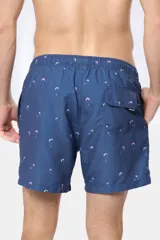 Short de baño color lila con estampado de flamencos, con cintura elástica y cordón ajustable, bolsillos laterales y suspensor de malla fina.