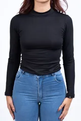 Polera color marrón con cuello alto y mangas largas.