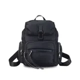 Mochila de nylon color bordó con tapa y broche metálico. Tiene apertura superior con broche, bolsillos internos, bolsillo con cierre metálico al frente y laterales. Incluye asas rígidas de mano y correas regulables para colgar en la espalda.