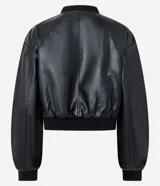 Campera bomber de cuero sintético negro, con cierre frontal de cremallera, cuello alto y puños y bajo elásticos con rib. Presenta costuras decorativas en los hombros.