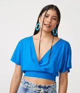 Blusa corta de viscose color azul eléctrico, con escote en V cruzado y mangas cortas amplias. Marca Blue Steel.