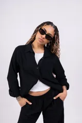 Camisa negra de lino, sin lycra, de mangas largas y corte clásico.