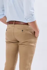 Pantalon de lino color tostado de corte recto, con bolsillos traseros ojalados con botones y presillas para cinto.