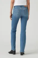 Jean azul de tiro alto, corte bootcut, con lavado medio y efecto desgastado en los muslos.