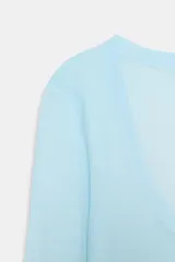 Top de punto extrafino color celeste, con escote redondo y manga larga.