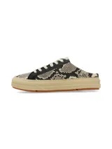 Zueco estilo sneaker destalonado con estampado de serpiente, pas cordones blancos y suela plataforma color tostado.