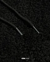 Canguro color marrón claro, con capucha y cordones ajustables, forrado con polar y reguladores en la cintura para ajustarlo.