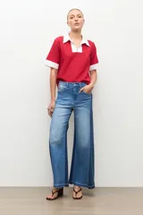 Jean wide leg bicolor de tiro alto, confeccionado en denim con combinación de tonos celeste medio y azul oscuro, de corte ancho y relajado.